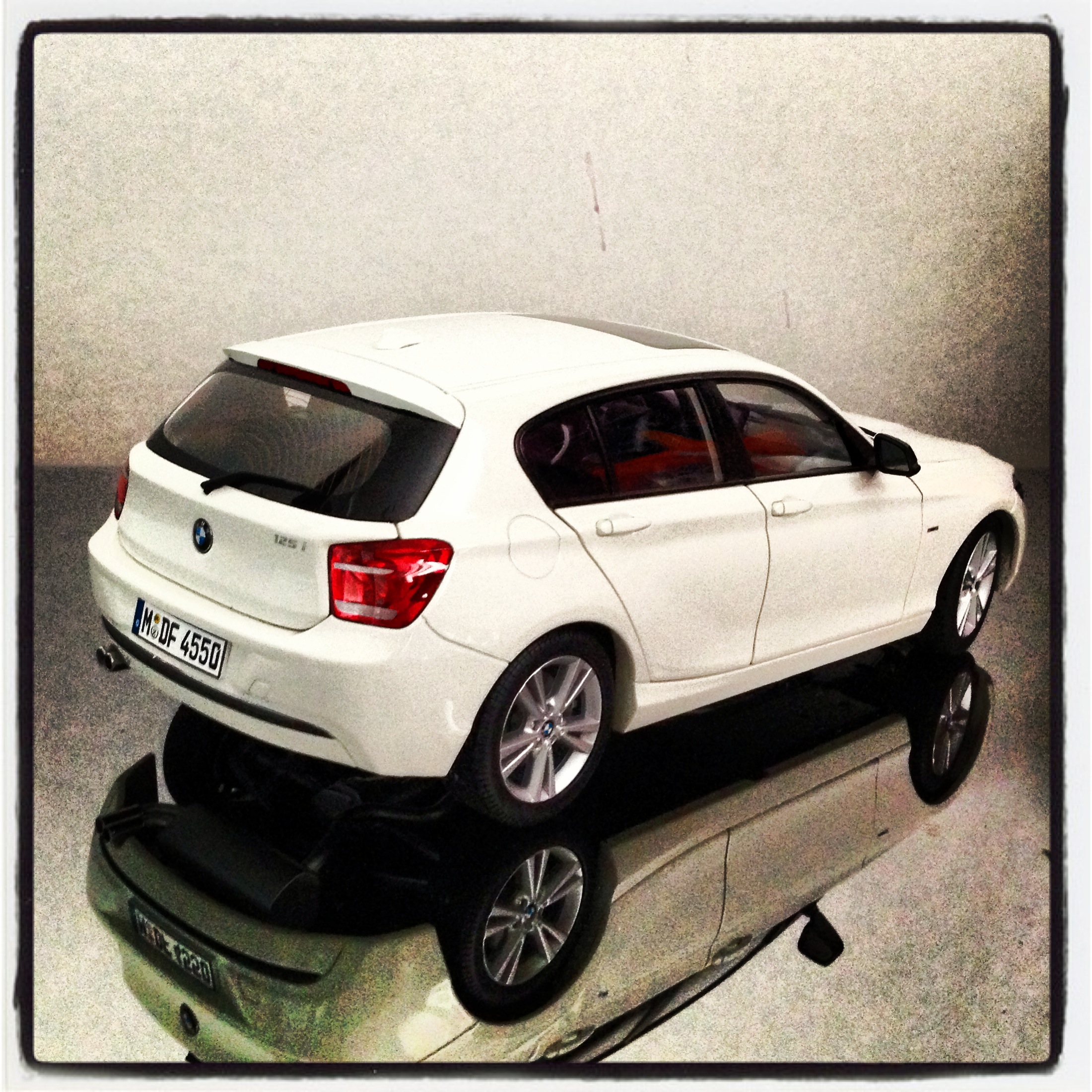 BMW 1 series (F20) 5 doors, alpine white (paragon)