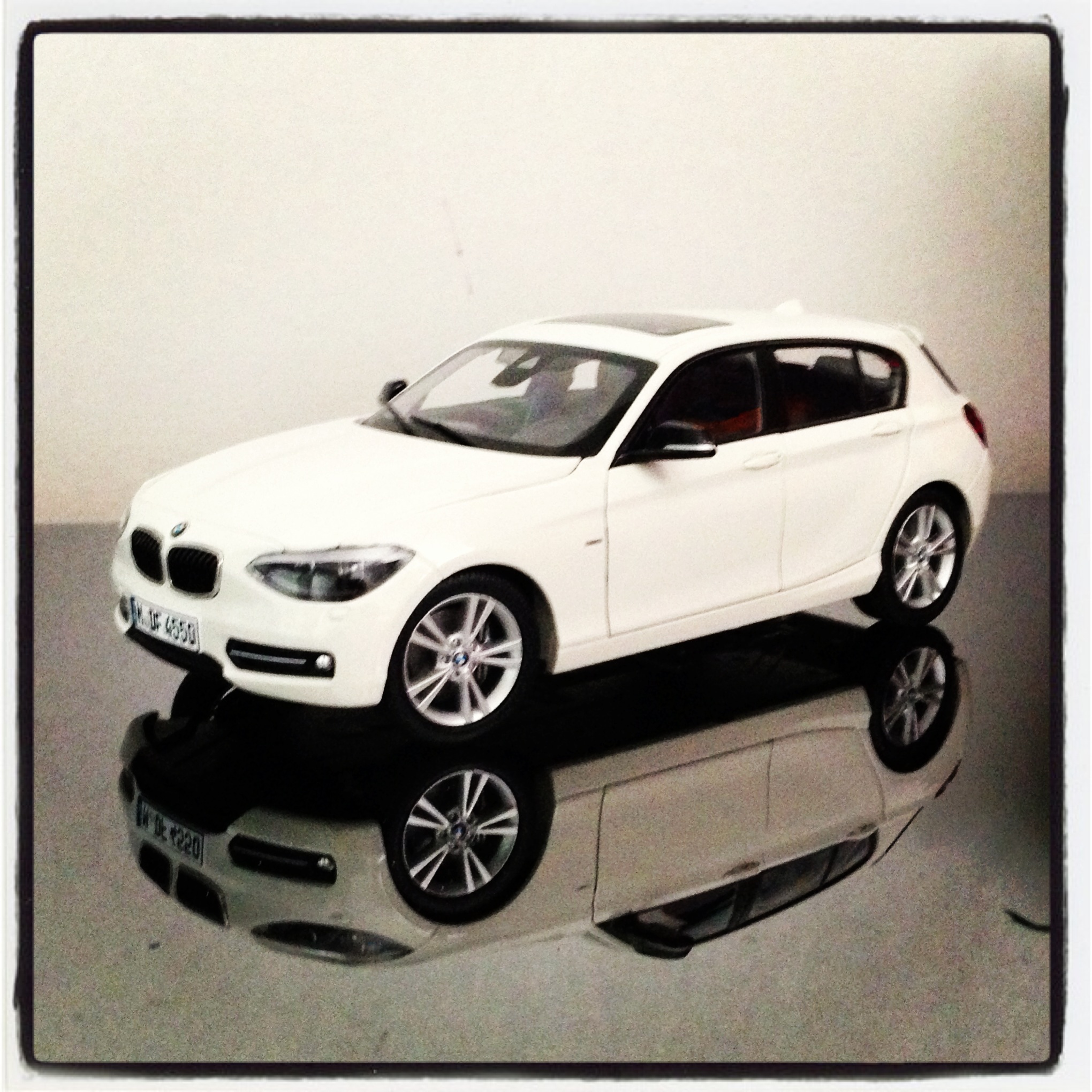 BMW 1 series (F20) 5 doors, alpine white (paragon)
